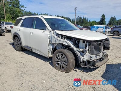 Czwarte zdjęcie samochodu z boku: 2022 NISSAN PATHFINDER SV VIN:5N1DR3BC5NC222566 - miniatura