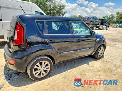 Trzecie zdjęcie samochodu z tyłu: 2013 KIA SOUL BASE VIN:KNDJT2A54D7753349 - miniatura