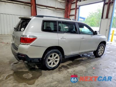 Trzecie zdjęcie samochodu z tyłu: 2012 TOYOTA HIGHLANDER SE VIN:5TDBK3EH7CS135206 - miniatura