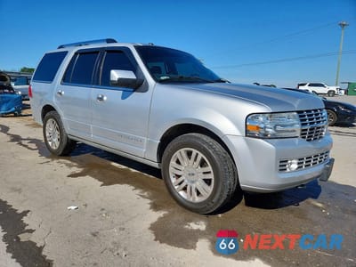 Czwarte zdjęcie samochodu z boku: 2013 LINCOLN NAVIGATOR VIN:5LMJJ2H57DEL08443 - miniatura
