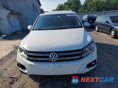 Piąte zdjęcie samochodu w środku: 2017 VOLKSWAGEN TIGUAN S VIN:WVGBV7AX2HK049114 - miniatura