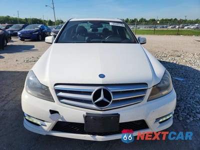 Piąte zdjęcie samochodu w środku: 2013 MERCEDES-BENZ C 300 4MATIC VIN:WDDGF8AB6DG118858 - miniatura