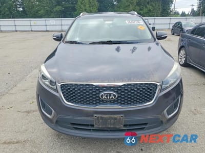 Piąte zdjęcie samochodu w środku: 2017 KIA SORENTO LX V6 VIN:5XYPGDA51HG293294 - miniatura
