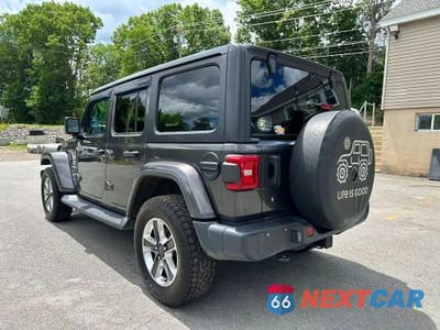 Drugie zdjęcie samochodu z przodu: 2020 JEEP WRANGLER UNLIMITED SAHARA VIN:1C4HJXEGXLW109016 - miniatura