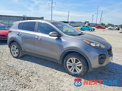 Czwarte zdjęcie samochodu z boku: 2018 KIA SPORTAGE LX VIN:KNDPMCAC7J7303914 - miniatura