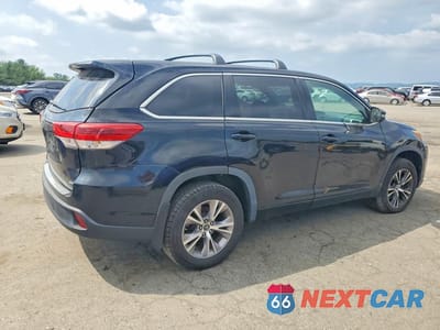 Trzecie zdjęcie samochodu z tyłu: 2018 TOYOTA HIGHLANDER LE VIN:5TDBZRFH2JS850520 - miniatura