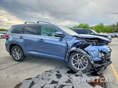 Czwarte zdjęcie samochodu z boku: 2019 TOYOTA HIGHLANDER XLE VIN:5TDJZRFH1KS921591 - miniatura