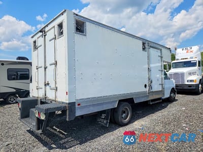 Trzecie zdjęcie samochodu z tyłu: 2018 CHEVROLET EXPRESS BOX TRUCK VIN:1HA6GVCG1JN001590 - miniatura