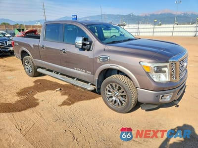 Czwarte zdjęcie samochodu z boku: 2016 NISSAN TITAN XD PLATINUM RESERVE VIN:1N6BA1F41GN510566 - miniatura