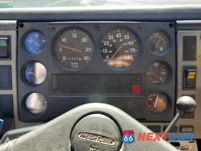 Zdjęcie 8 z 10 samochodu: 2000 FREIGHTLINER FL70 FLATBED TRUCK VIN:1FV6HJBA9YHA90381 - miniatura
