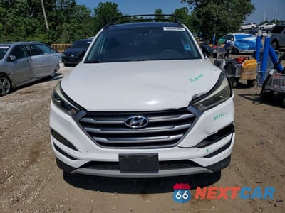 Piąte zdjęcie samochodu w środku: 2017 HYUNDAI TUCSON NIGHT VIN:KM8J33A29HU535003 - miniatura