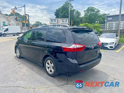 Drugie zdjęcie samochodu z przodu: 2018 TOYOTA SIENNA LE VIN:5TDKZ3DC7JS903233 - miniatura