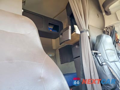 Zdjęcie 6 z 10 samochodu: 2017 VOLVO VNL SEMI TRUCK VIN:4V4NC9EH6HN973497 - miniatura
