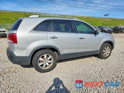 Trzecie zdjęcie samochodu z tyłu: 2012 KIA SORENTO LX VIN:5XYKTDA6XCG219301 - miniatura