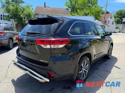 Trzecie zdjęcie samochodu z tyłu: 2019 TOYOTA HIGHLANDER XLE VIN:5TDJZRFH5KS939379 - miniatura