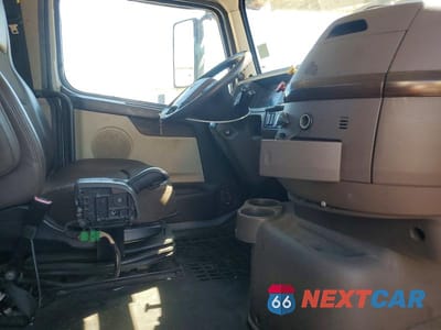 Piąte zdjęcie samochodu w środku: 2014 VOLVO VAH VIN:4V5RC9DG1EN164474 - miniatura