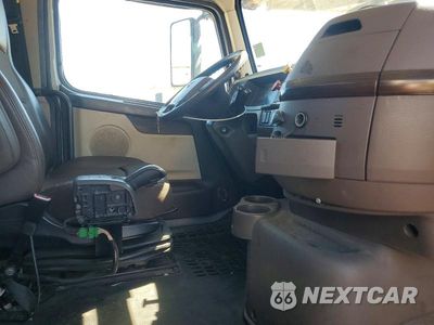 Piąte zdjęcie samochodu w środku: 2014 VOLVO VAH VIN:4V5RC9DG1EN164474 - miniatura