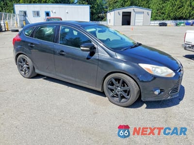 Czwarte zdjęcie samochodu z boku: 2014 FORD FOCUS SE VIN:1FADP3K29EL294975 - miniatura