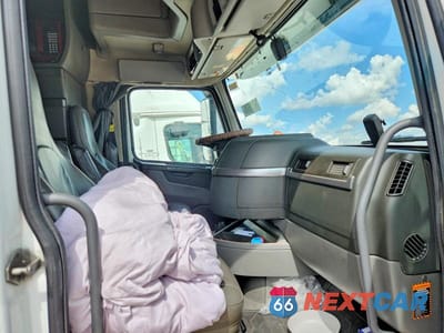 Piąte zdjęcie samochodu w środku: 2020 VOLVO VNL VNL VIN:4V4NC9EH6LN244201 - miniatura