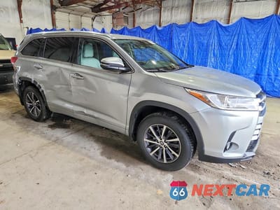 Czwarte zdjęcie samochodu z boku: 2017 TOYOTA HIGHLANDER XLE VIN:5TDJZRFH6HS374729 - miniatura