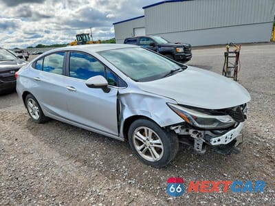 Czwarte zdjęcie samochodu z boku: 2017 CHEVROLET CRUZE LT VIN:1G1BE5SM9H7235340 - miniatura