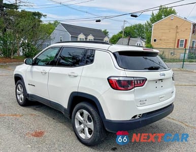 Czwarte zdjęcie samochodu z boku: 2018 JEEP COMPASS LATITUDE VIN:3C4NJDBBXJT185851 - miniatura