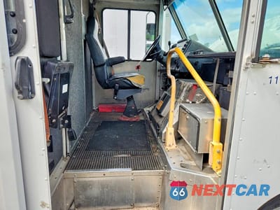 Zdjęcie 7 z 13 samochodu: 2000 FORD E350 DELIVERY TRUCK VIN:1FCJE39L5YHA77531 - miniatura