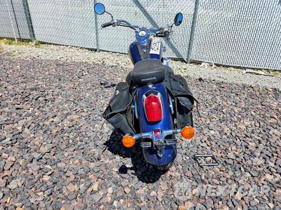 Czwarte zdjęcie samochodu z boku: 2002 HONDA VT750 CDD VIN:JH2RC44FX2M012776 - miniatura