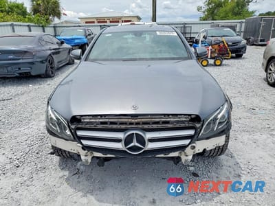 Piąte zdjęcie samochodu w środku: 2018 MERCEDES-BENZ E 300 VIN:WDDZF4JB2JA324162 - miniatura