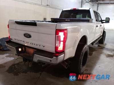 Trzecie zdjęcie samochodu z tyłu: 2017 FORD F350 SUPER DUTY VIN:1FT8W3BT2HEE37989 - miniatura