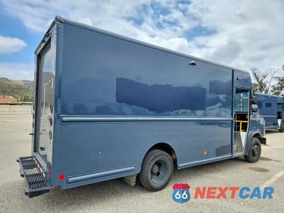 Trzecie zdjęcie samochodu z tyłu: 2021 FORD F59 DELIVERY TRUCK VIN:1F65F5KN2M0A01590 - miniatura