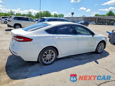 Trzecie zdjęcie samochodu z tyłu: 2019 FORD FUSION SE VIN:3FA6P0LU2KR272711 - miniatura