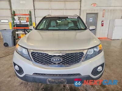 Piąte zdjęcie samochodu w środku: 2013 KIA SORENTO LX VIN:5XYKT3A6XDG379903 - miniatura