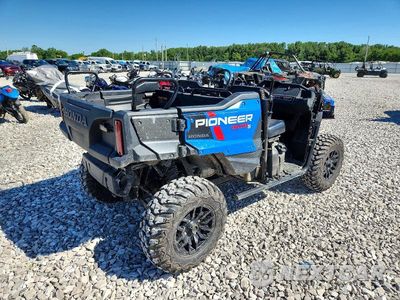 Czwarte zdjęcie samochodu z boku: 2022 HONDA SXS1000 UTILITY VEHICLE VIN:1HFVE0420N4600462 - miniatura