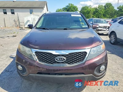 Piąte zdjęcie samochodu w środku: 2011 KIA SORENTO LX VIN:5XYKTDA12BG099433 - miniatura