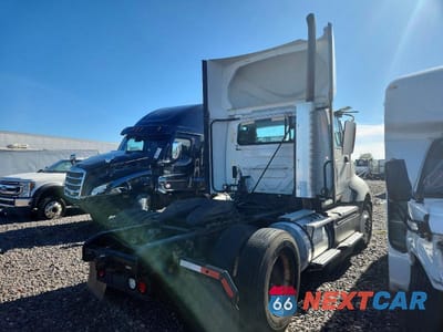 Czwarte zdjęcie samochodu z boku: 2017 INTERNATIONAL PROSTAR SEMI TRUCK VIN:1HSDGAPR5HH164789 - miniatura