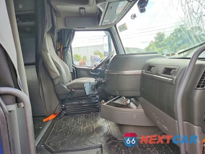 Piąte zdjęcie samochodu w środku: 2021 VOLVO VNL SEMI TRUCK VIN:4V4NC9EHXMN281561 - miniatura