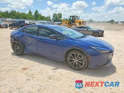 Czwarte zdjęcie samochodu z boku: 2024 TOYOTA PRIUS XLE VIN:JTDACAAU9R3045243 - miniatura