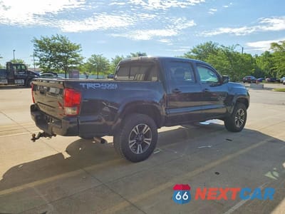 Trzecie zdjęcie samochodu z tyłu: 2017 TOYOTA TACOMA TRD SPORT VIN:5TFCZ5AN6HX119331 - miniatura
