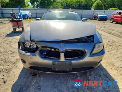 Piąte zdjęcie samochodu w środku: 2004 BMW Z4 2.5 VIN:4USBT33574LS50682 - miniatura