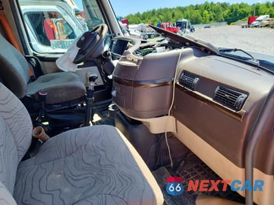 Piąte zdjęcie samochodu w środku: 2012 VOLVO VNM DUMP TRUCK VIN:4V4MC9DF5CN553010 - miniatura