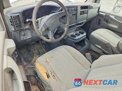 Zdjęcie 8 z 13 samochodu: 2003 GMC SAVANA BOX TRUCK VIN:1GDJG31U731189579 - miniatura