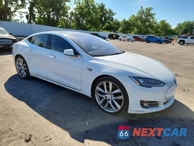 Czwarte zdjęcie samochodu z boku: 2014 TESLA MODEL S VIN:5YJSA1H19EFP40101 - miniatura