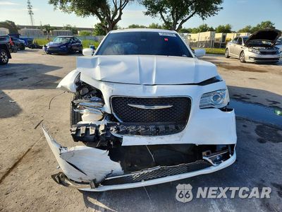 Piąte zdjęcie samochodu w środku: 2017 CHRYSLER 300 LIMITED VIN:2C3CCAAG3HH552688 - miniatura