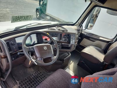 Piąte zdjęcie samochodu w środku: 2018 VOLVO VNL SEMI TRUCK VIN:4V4N39TG2JN892772 - miniatura