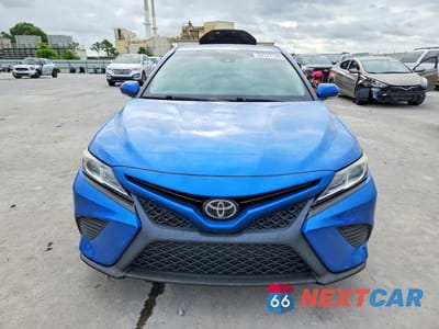 Piąte zdjęcie samochodu w środku: 2018 TOYOTA CAMRY SE VIN:4T1B11HK9JU074685 - miniatura