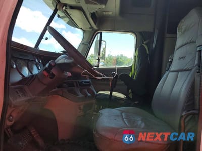 Piąte zdjęcie samochodu w środku: 2006 FREIGHTLINER CST120 SEMI TRUCK VIN:1FUJBBCK86LU41432 - miniatura