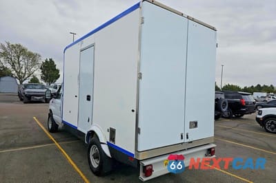 Trzecie zdjęcie samochodu z tyłu: 2024 FORD ECONOLINE E350 SUPER DUTY CUTAWAY VAN VIN:1FDWE3FN5RDD00733 - miniatura
