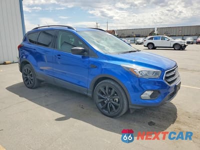 Czwarte zdjęcie samochodu z boku: 2019 FORD ESCAPE SE VIN:1FMCU9GDXKUC54109 - miniatura
