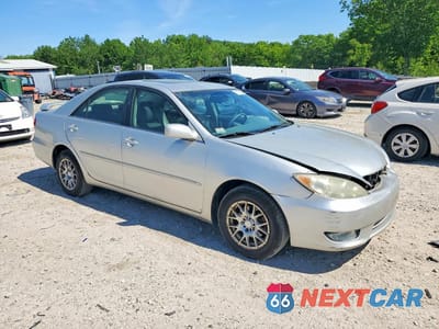 Czwarte zdjęcie samochodu z boku: 2005 TOYOTA CAMRY XLE VIN:4T1BE30K35U981353 - miniatura